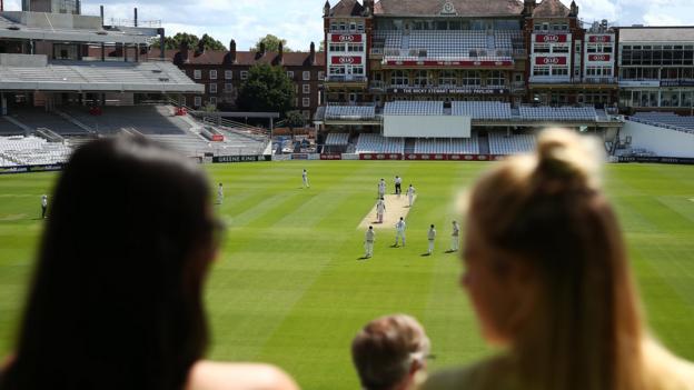 Surrey crowd pilot friendly attracts 1,000 fans at The Oval